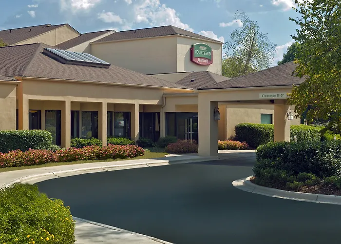 Family Hotel: Courtyard Charlotte Arrowood